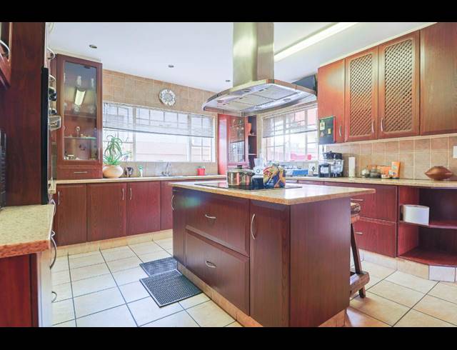 6 BEDROOM FREEHOLD FOR SALE IN BRACKENDOWNS